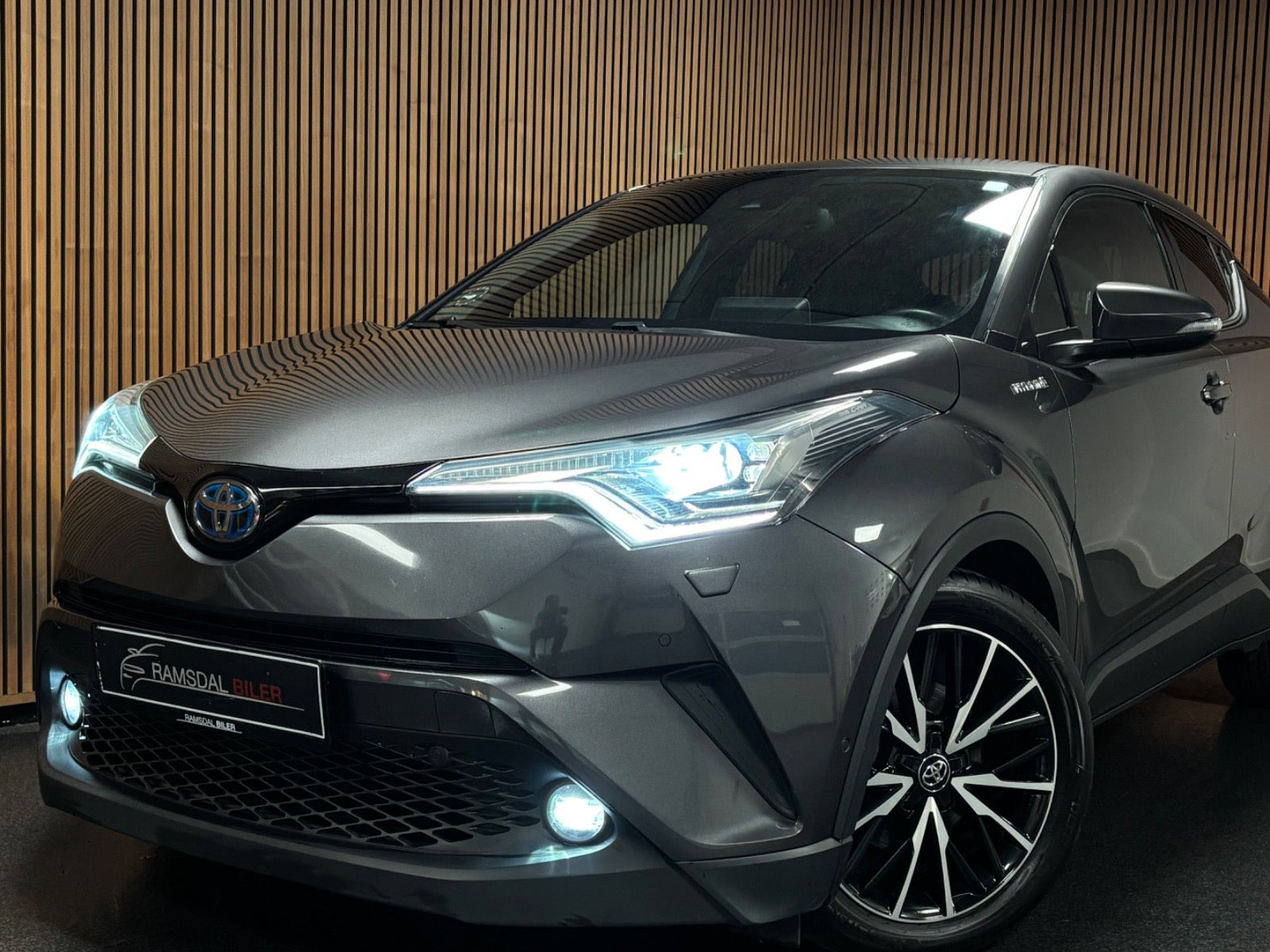 Grå Toyota C-HR fra 2018