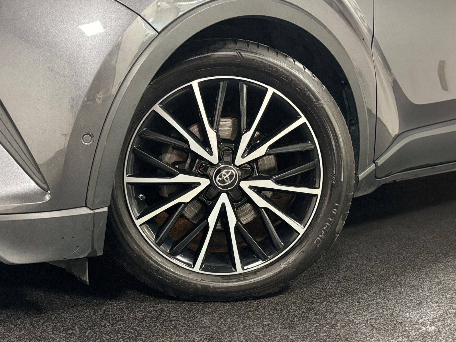 Grå Toyota C-HR fra 2018