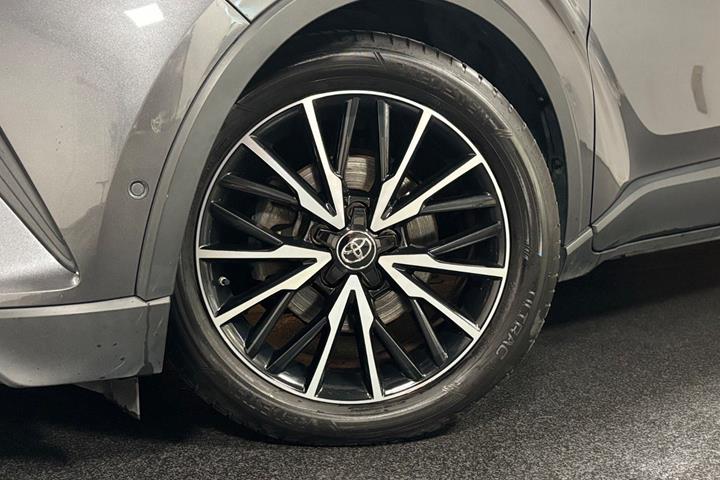 Grå Toyota C-HR fra 2018