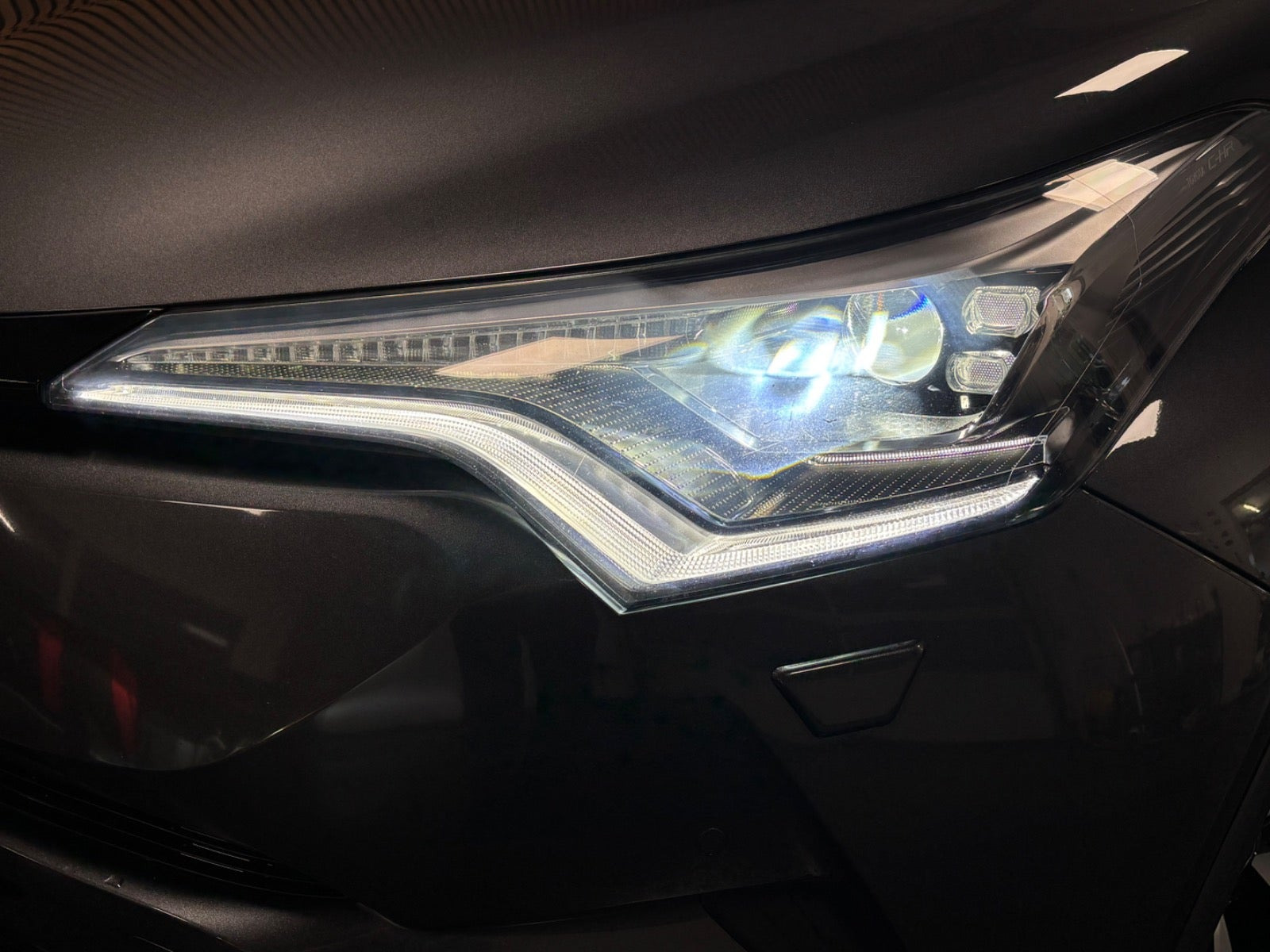 Grå Toyota C-HR fra 2018