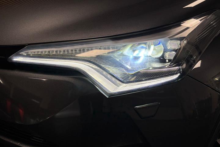 Grå Toyota C-HR fra 2018