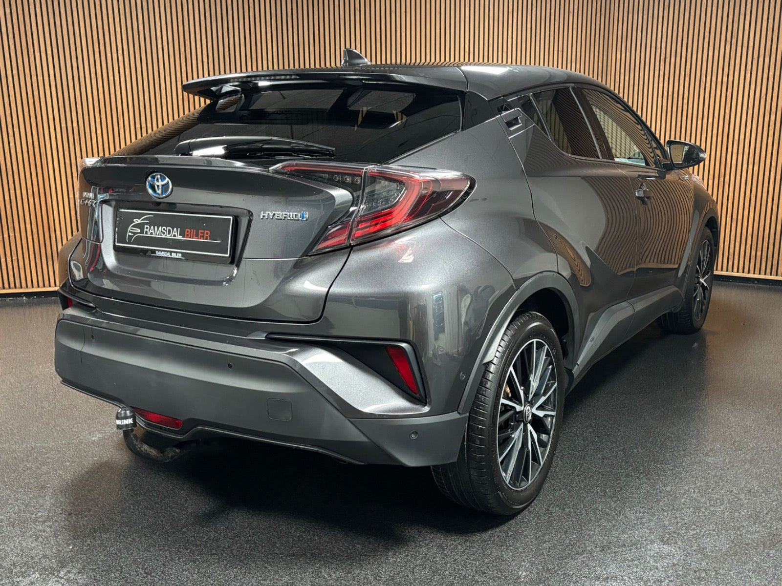 Grå Toyota C-HR fra 2018