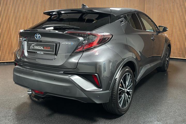 Grå Toyota C-HR fra 2018
