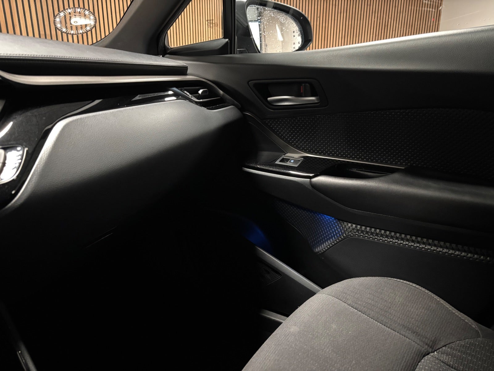 Grå Toyota C-HR fra 2018