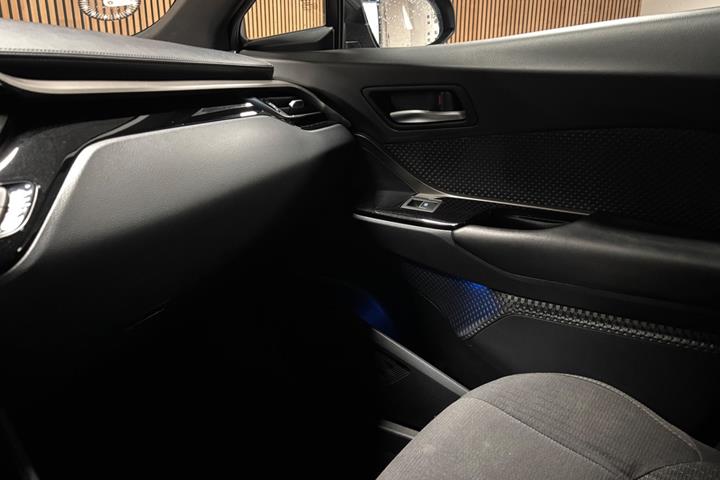 Grå Toyota C-HR fra 2018