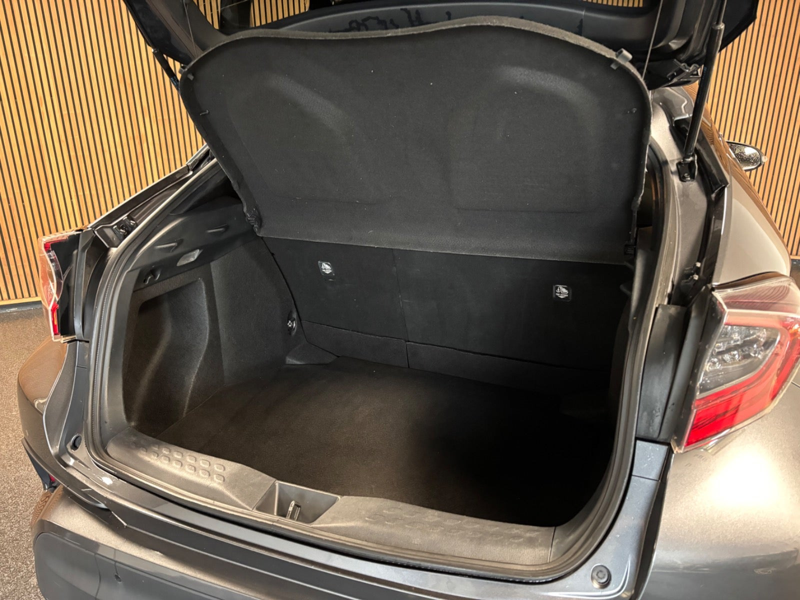 Grå Toyota C-HR fra 2018