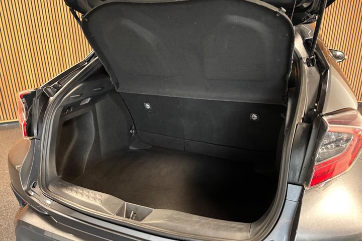 Grå Toyota C-HR fra 2018
