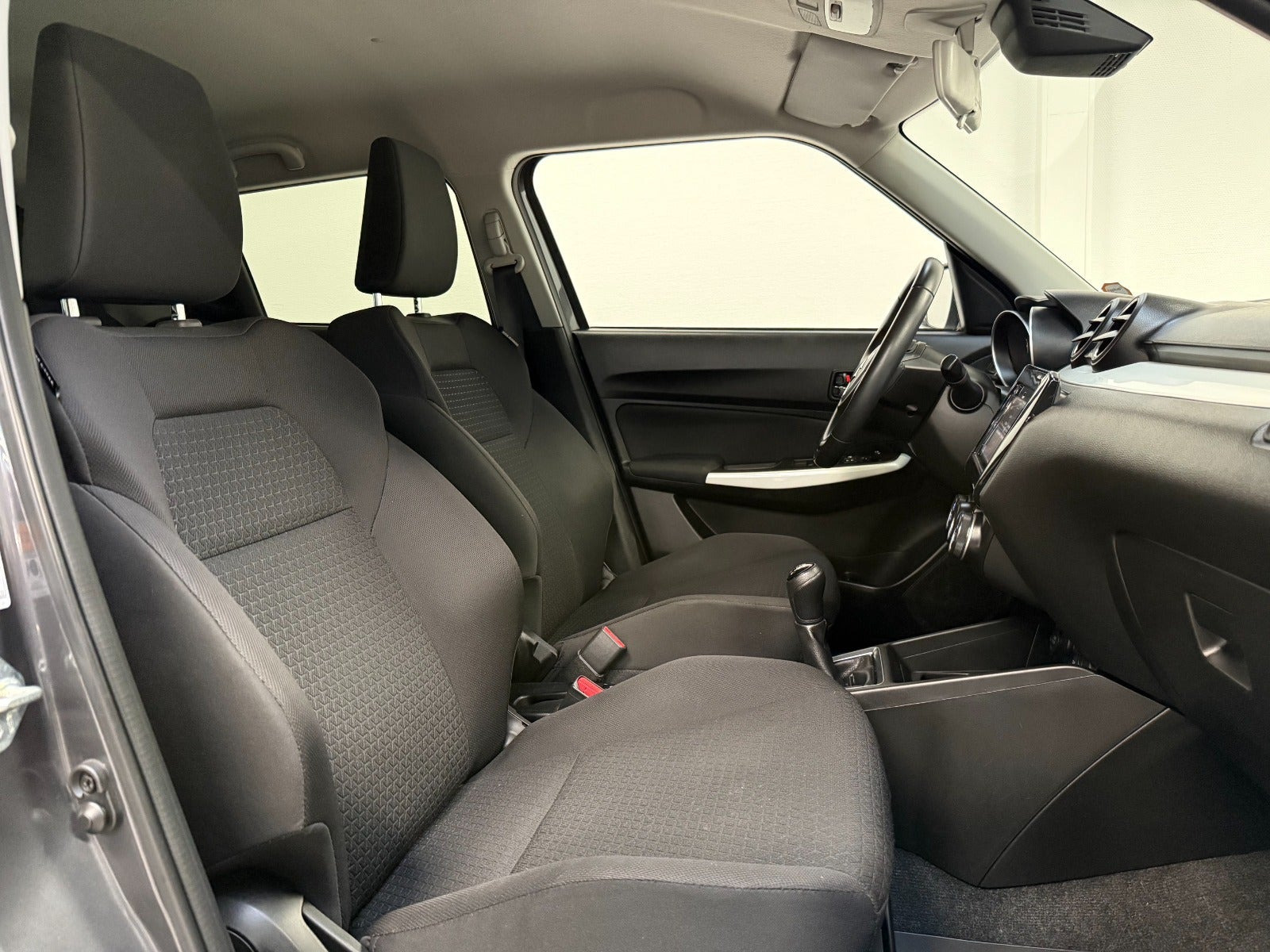 Grå Suzuki Swift fra 2017