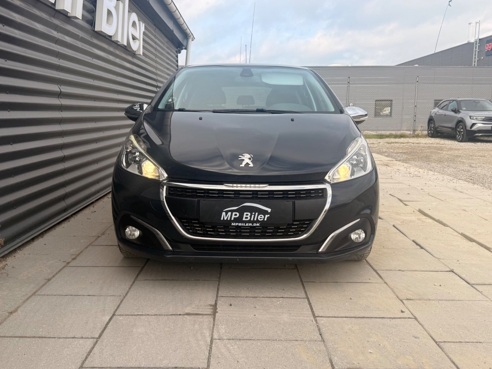 Grå Peugeot 208 fra 2016