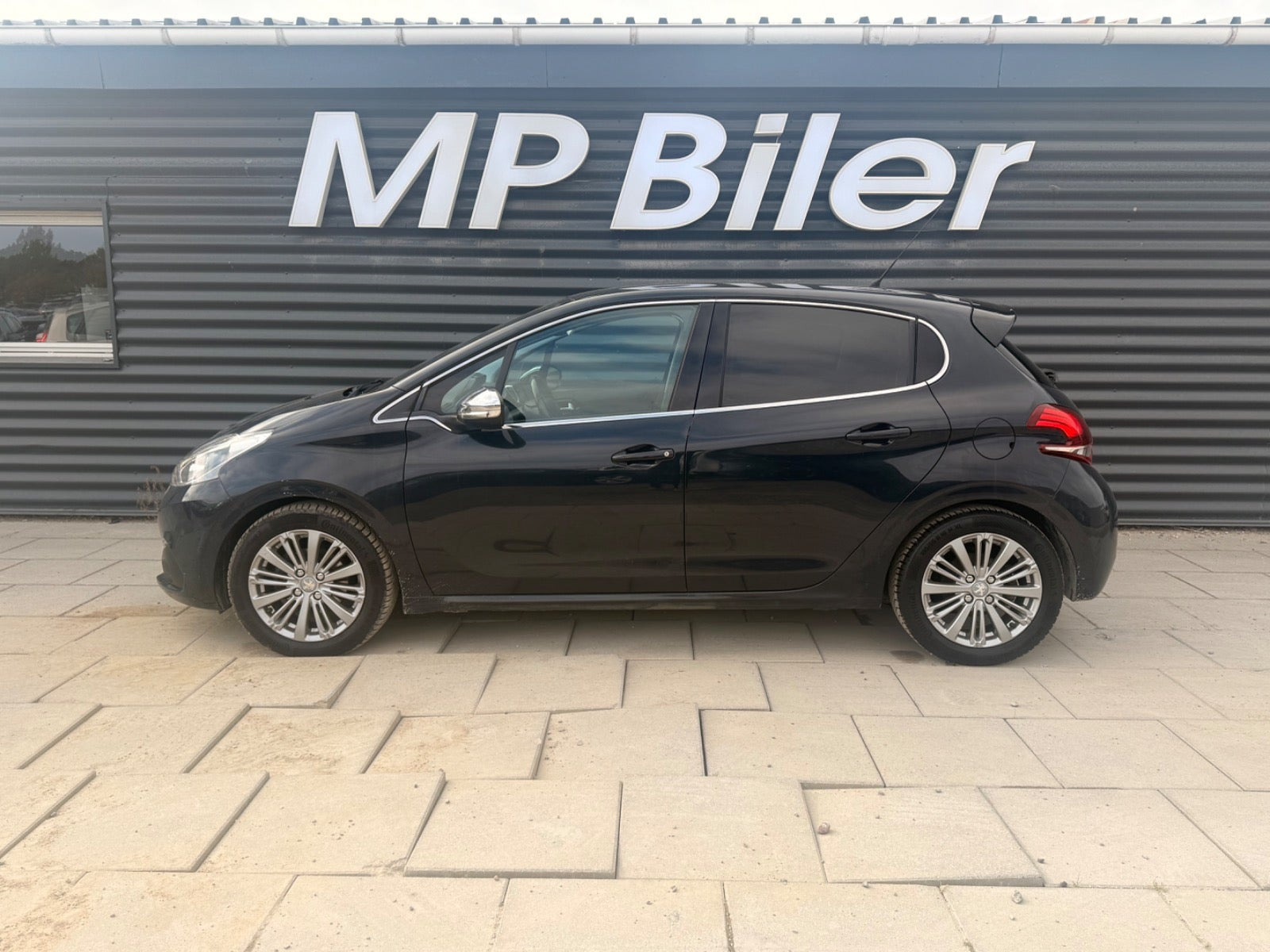 Grå Peugeot 208 fra 2016
