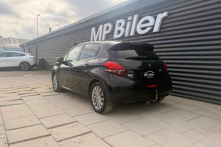 Grå Peugeot 208 fra 2016