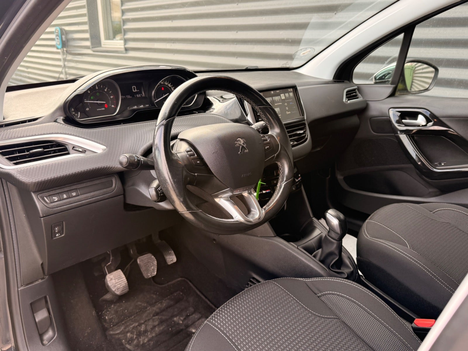 Grå Peugeot 208 fra 2016