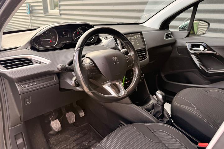 Grå Peugeot 208 fra 2016