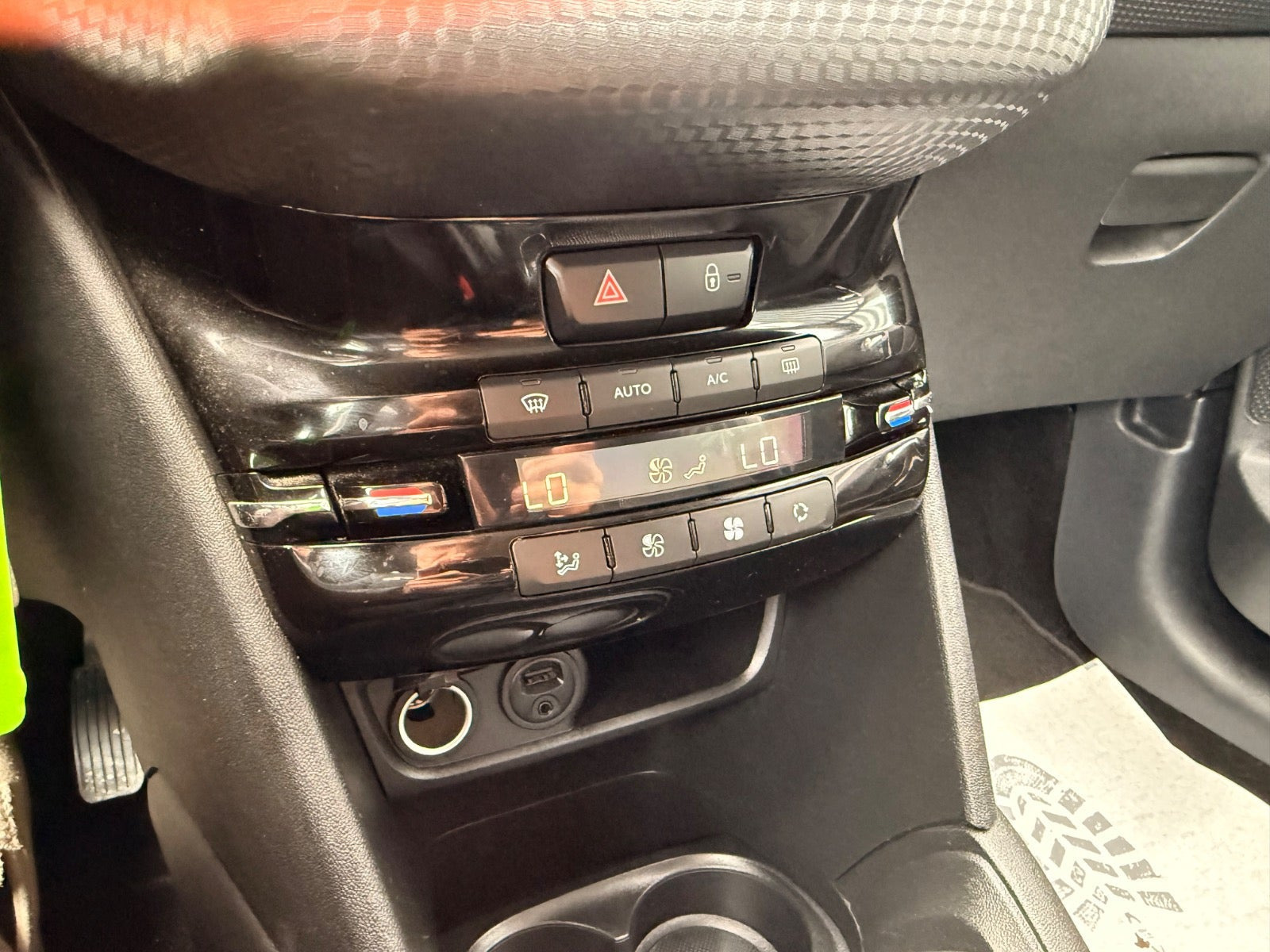 Grå Peugeot 208 fra 2016