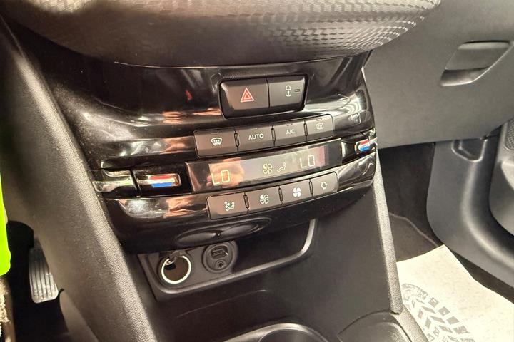Grå Peugeot 208 fra 2016