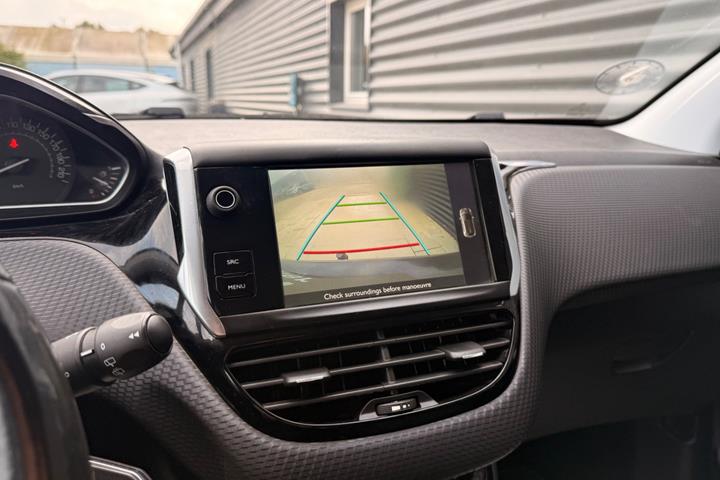 Grå Peugeot 208 fra 2016
