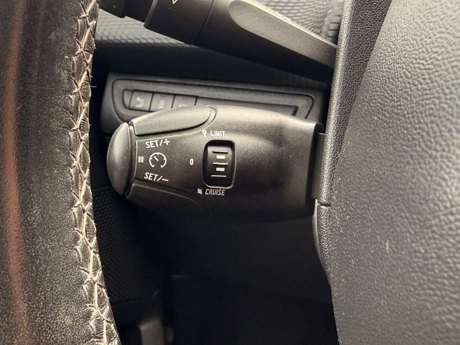 Grå Peugeot 208 fra 2016