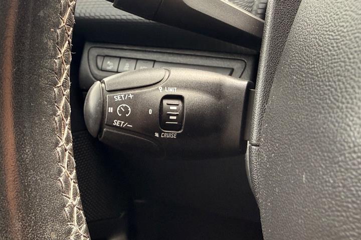 Grå Peugeot 208 fra 2016