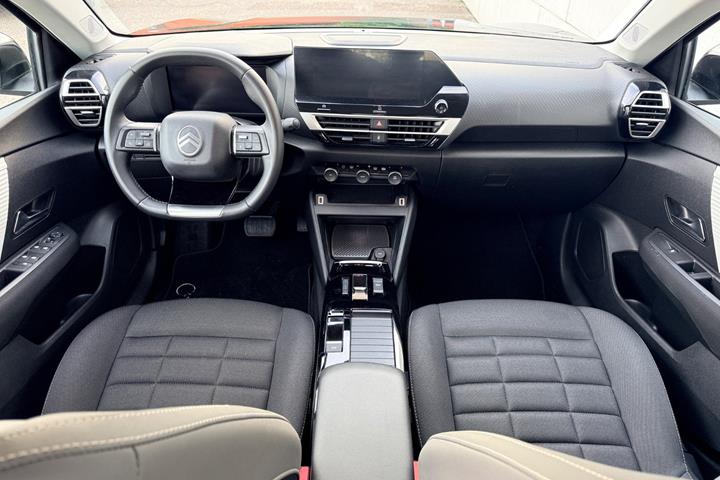 Blå Citroën ë-C4 X fra 2025