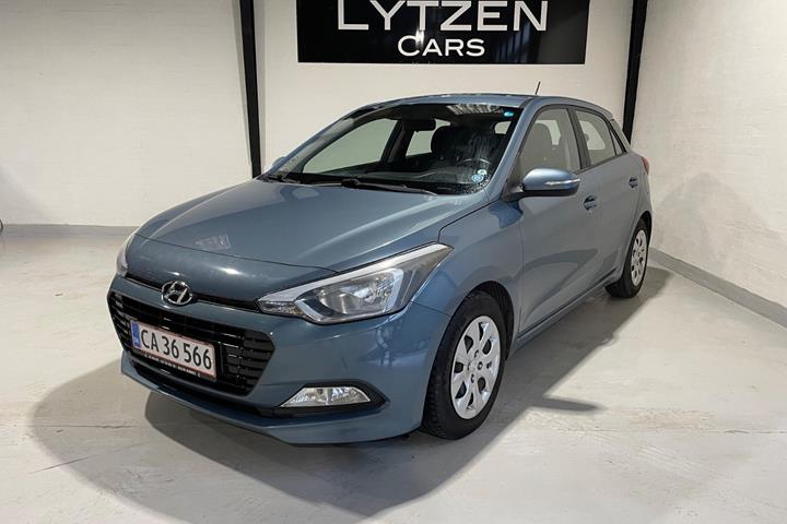 Blå Hyundai i20 fra 2017