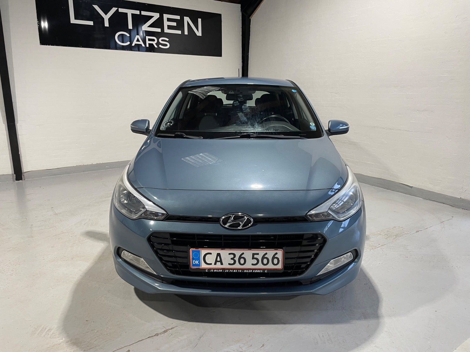 Blå Hyundai i20 fra 2017