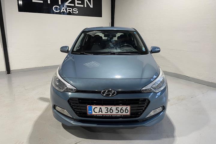 Blå Hyundai i20 fra 2017