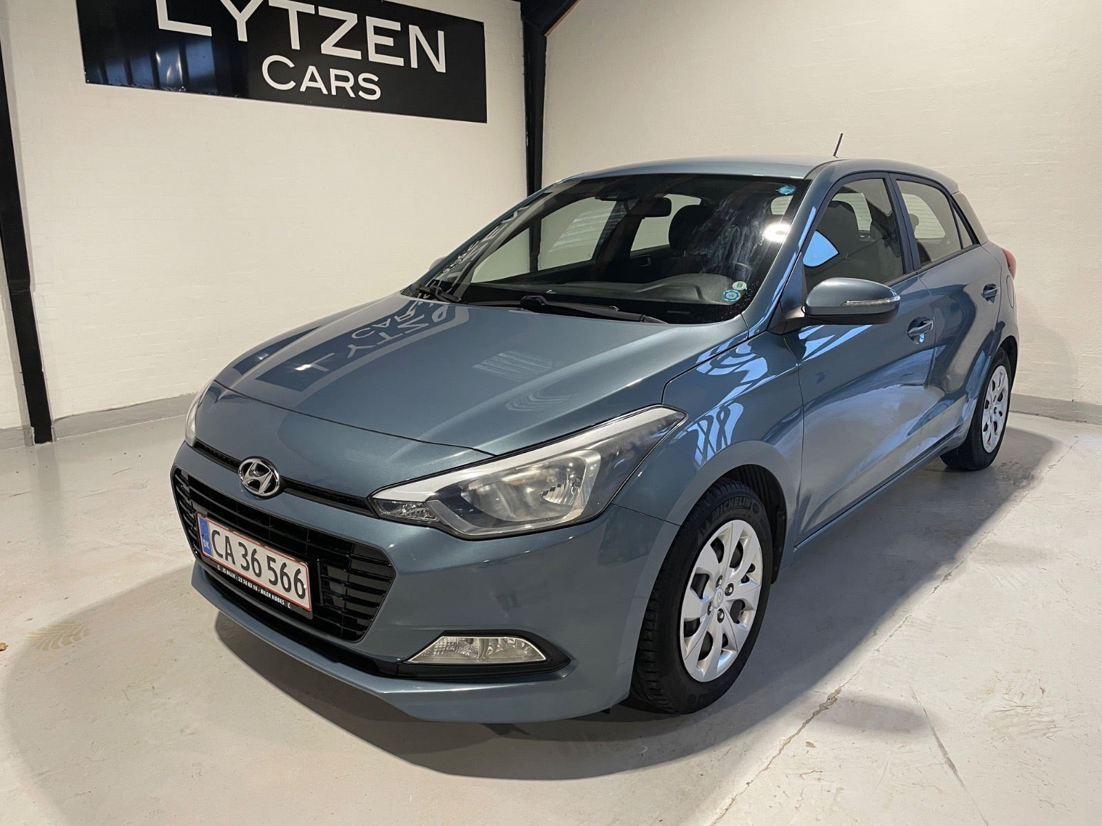 Blå Hyundai i20 fra 2017