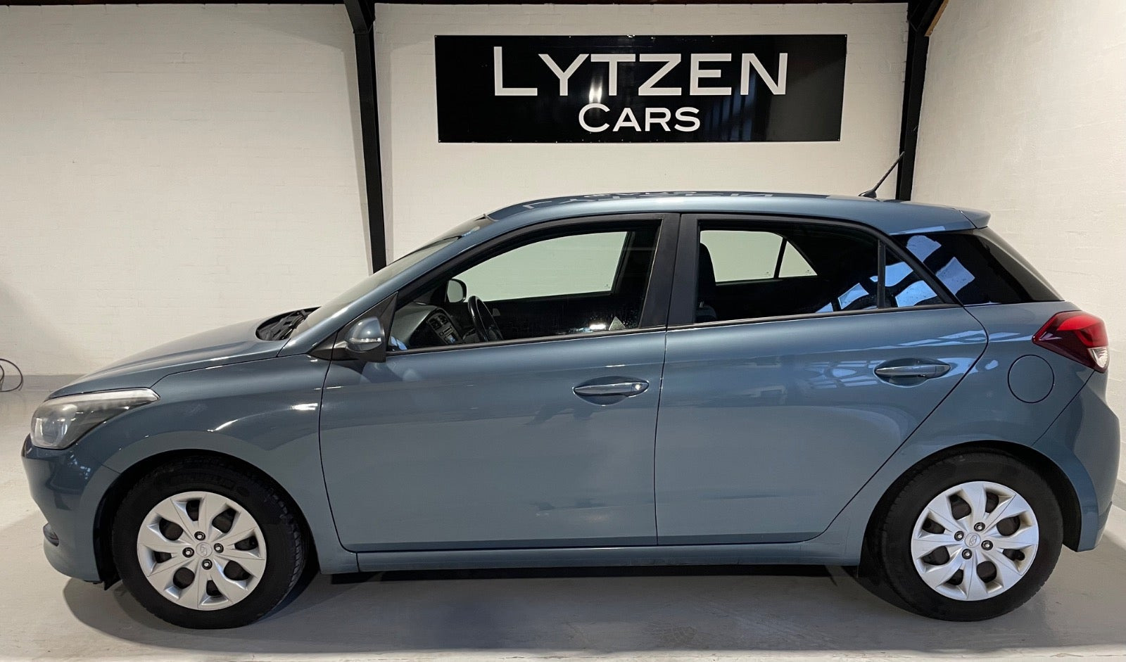 Blå Hyundai i20 fra 2017