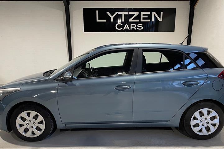Blå Hyundai i20 fra 2017