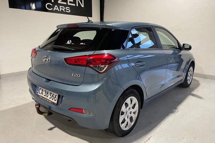 Blå Hyundai i20 fra 2017