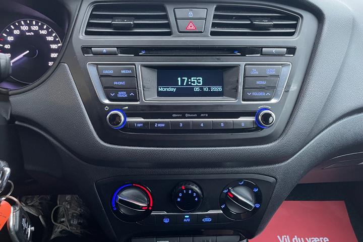 Blå Hyundai i20 fra 2017