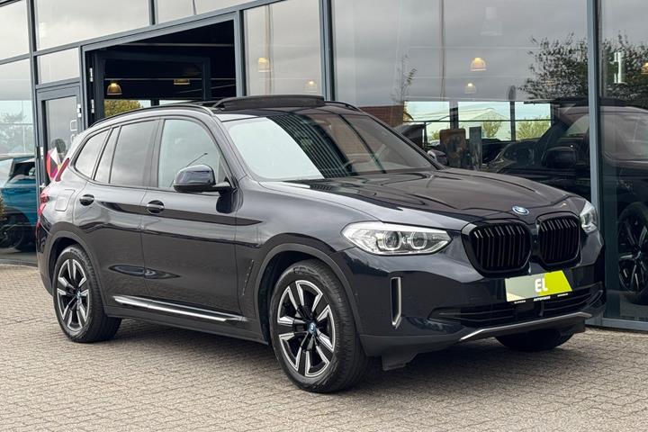 Blå BMW iX3 fra 2021