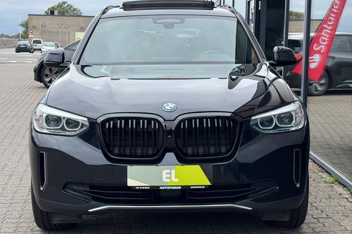 Blå BMW iX3 fra 2021