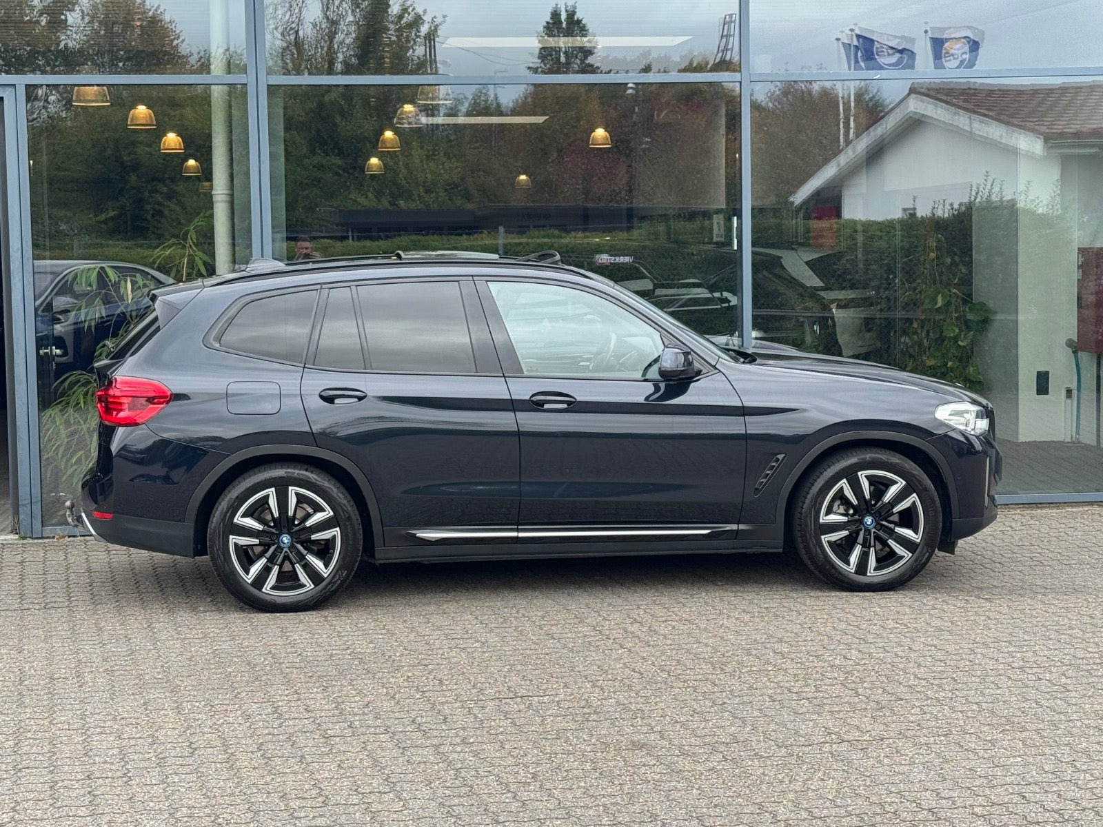 Blå BMW iX3 fra 2021