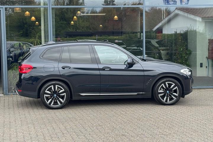 Blå BMW iX3 fra 2021