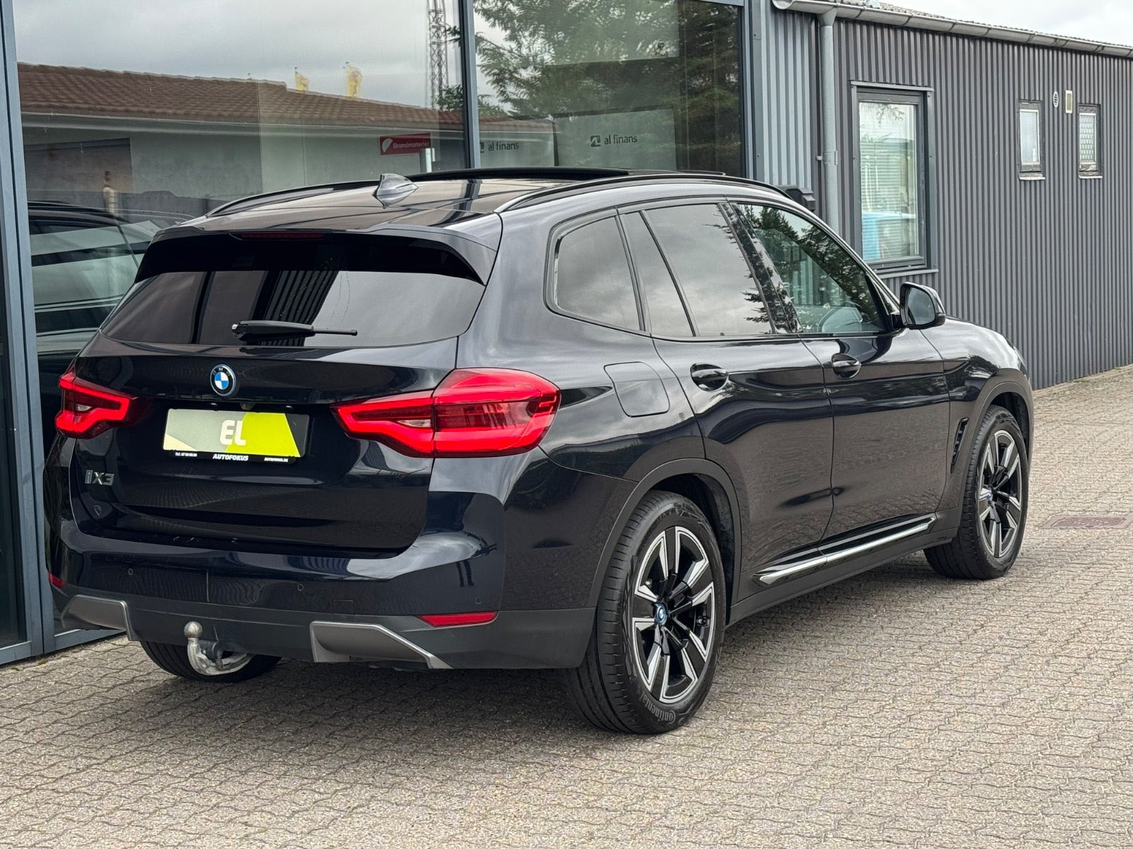 Blå BMW iX3 fra 2021