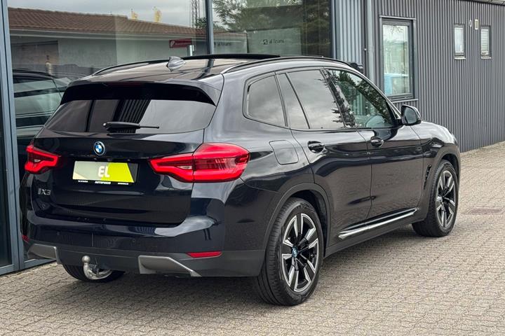 Blå BMW iX3 fra 2021