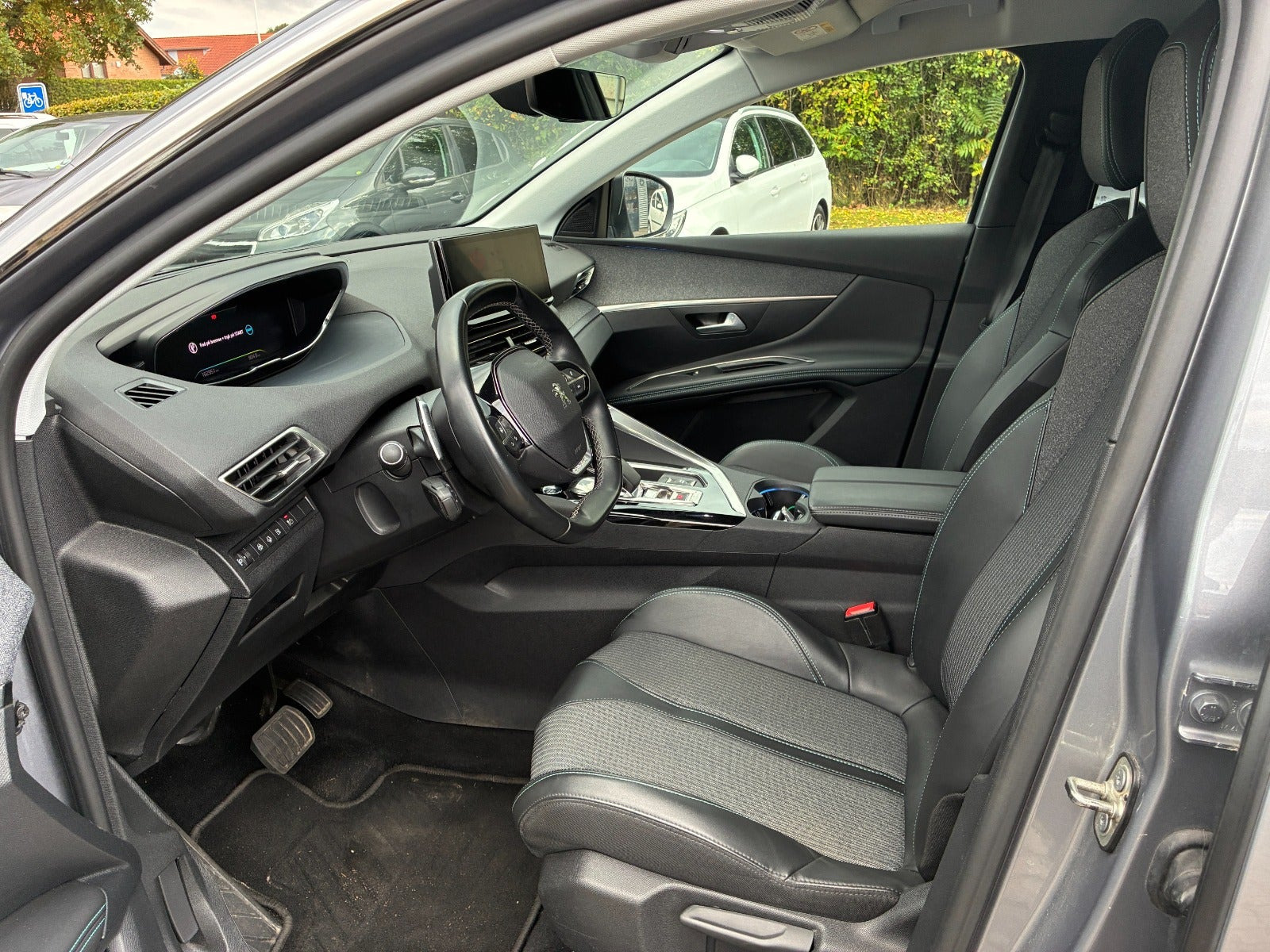 Grå Peugeot 3008 fra 2021