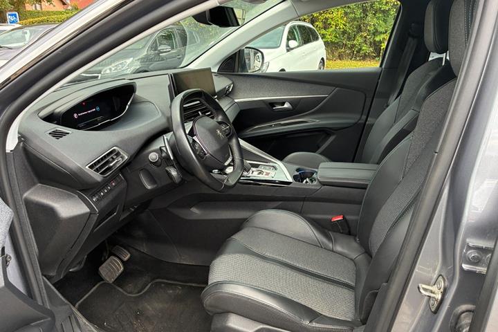 Grå Peugeot 3008 fra 2021