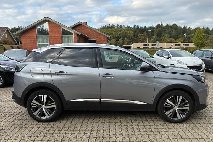Grå Peugeot 3008 fra 2021