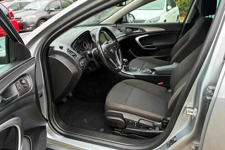 Grå Opel Insignia fra 2014