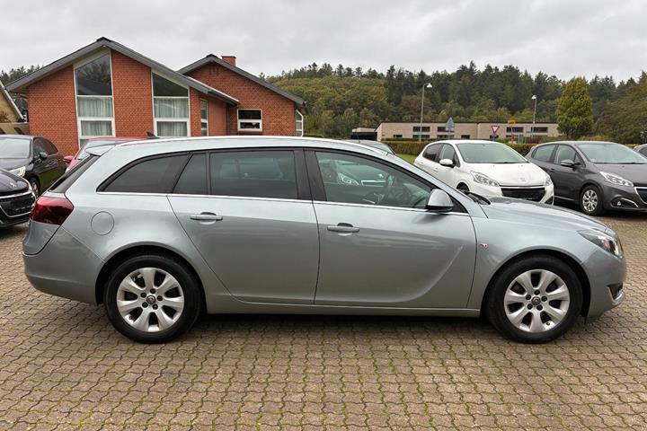 Grå Opel Insignia fra 2014