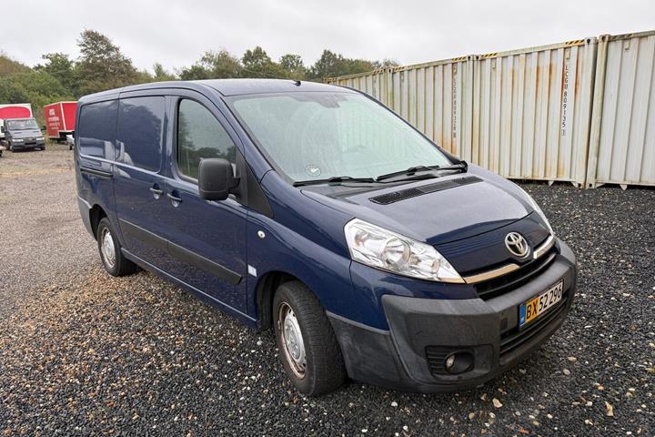 Blå Toyota ProAce fra 2015