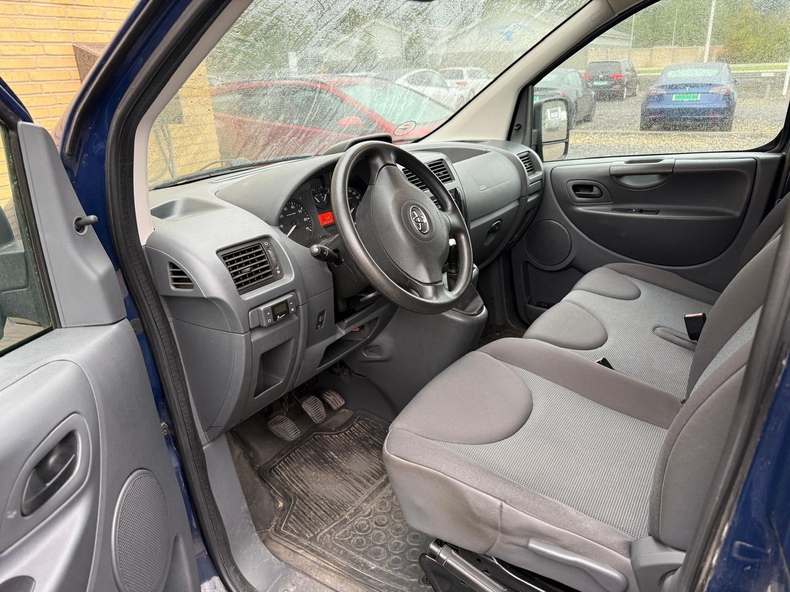 Blå Toyota ProAce fra 2015