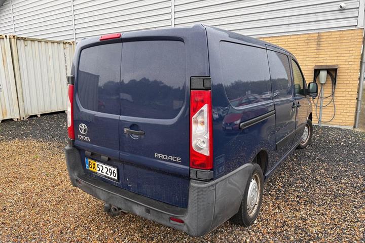 Blå Toyota ProAce fra 2015