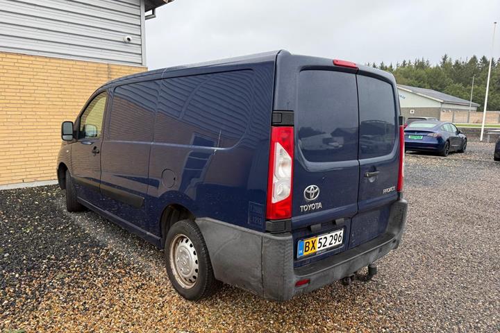 Blå Toyota ProAce fra 2015