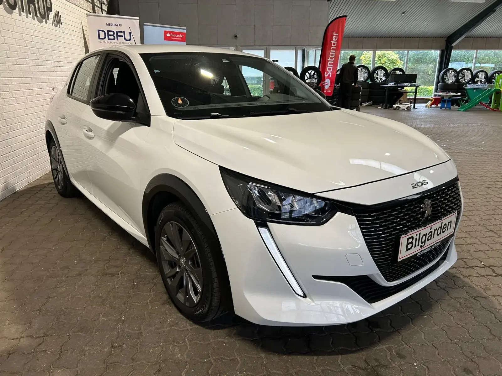Hvid Peugeot e-208 fra 2022