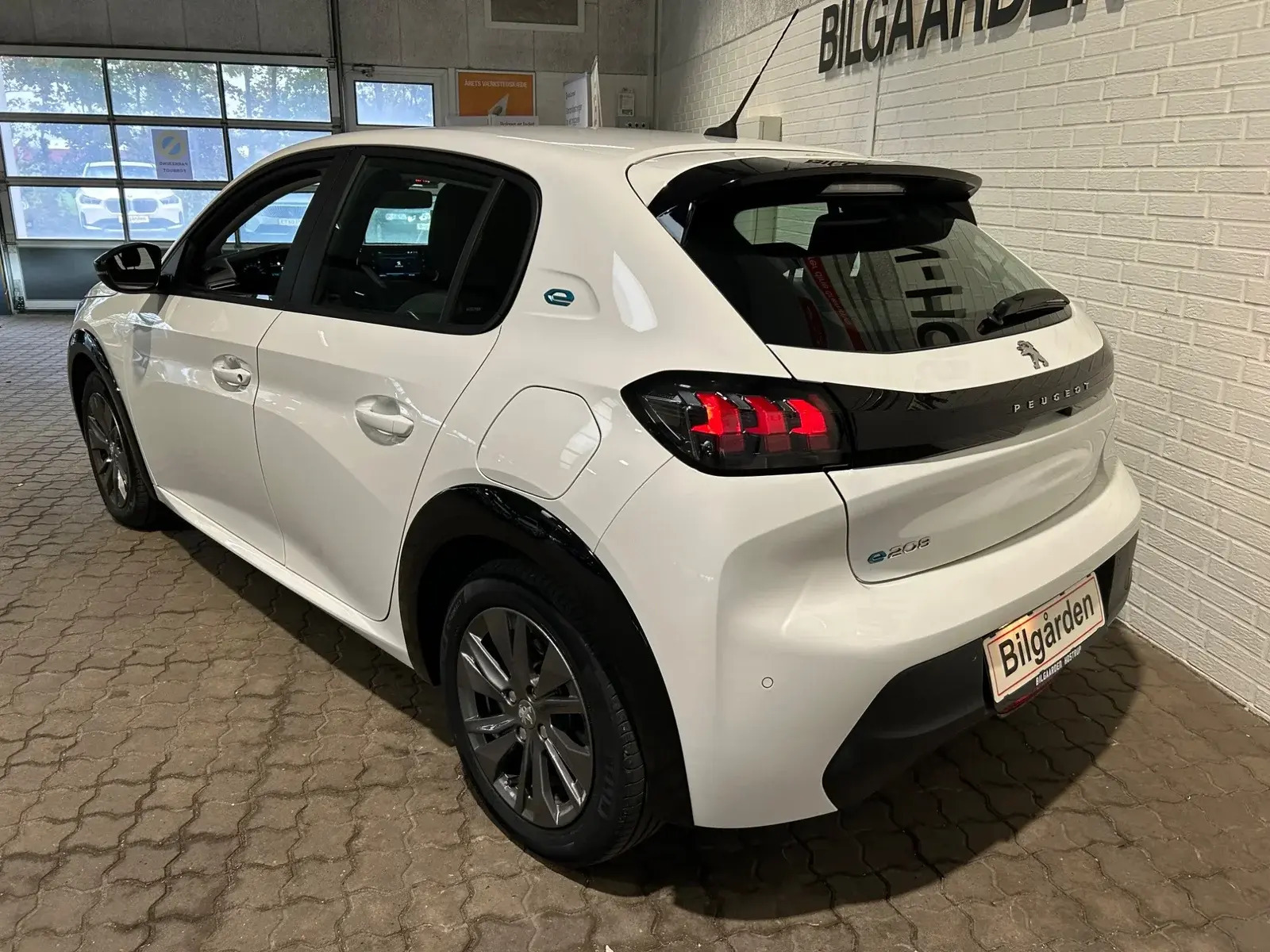 Hvid Peugeot e-208 fra 2022