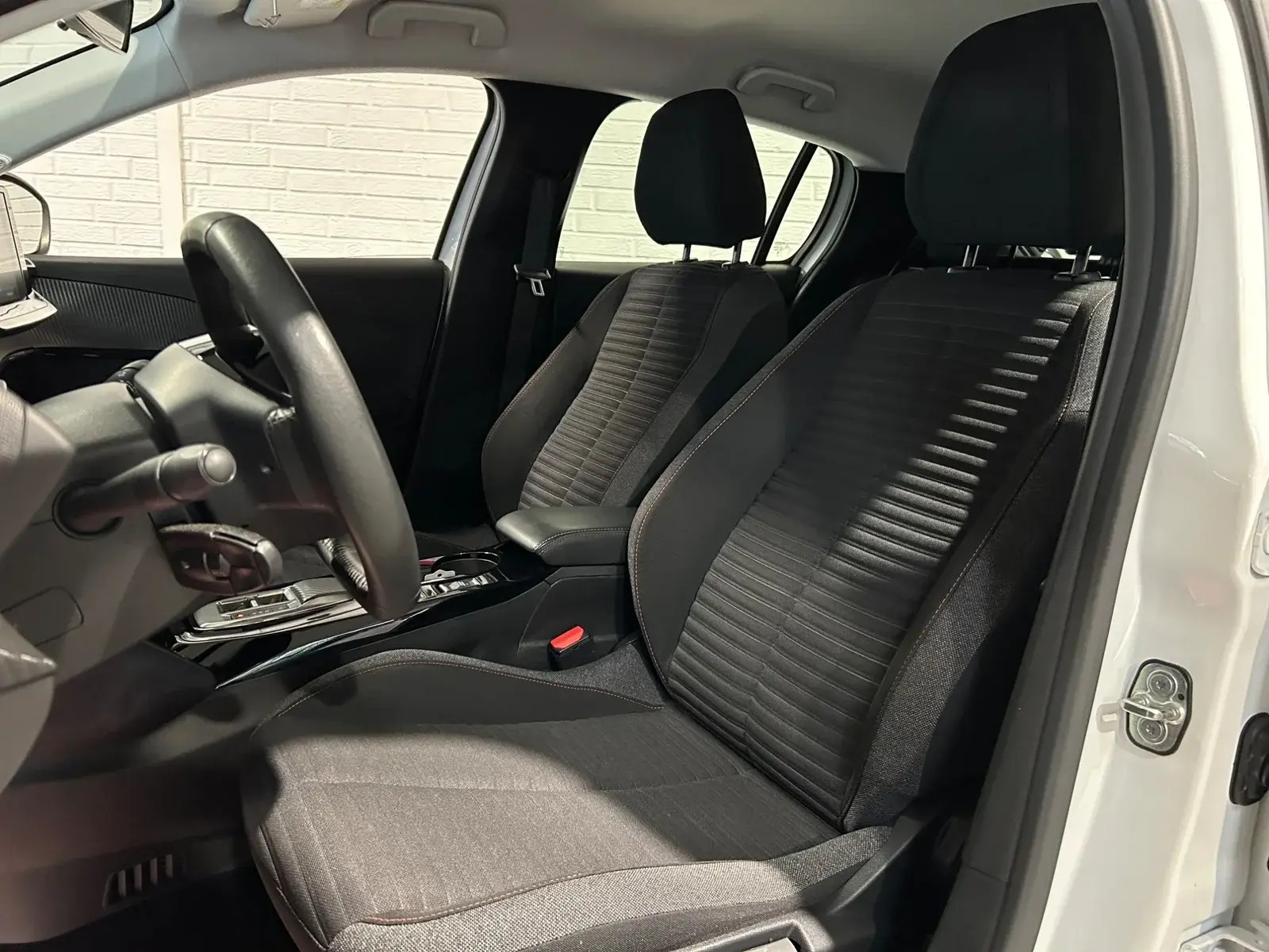 Hvid Peugeot e-208 fra 2022