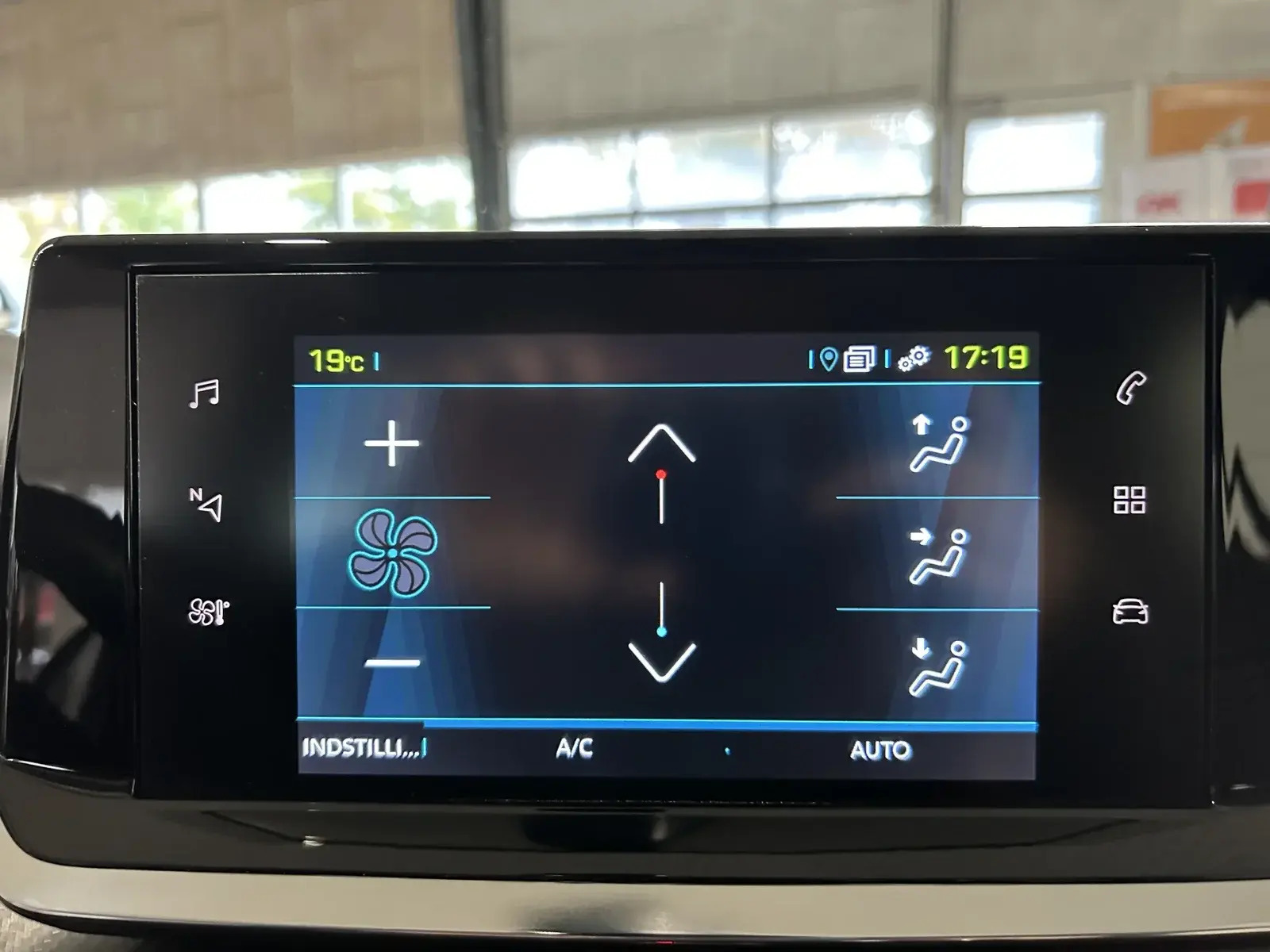 Hvid Peugeot e-208 fra 2022